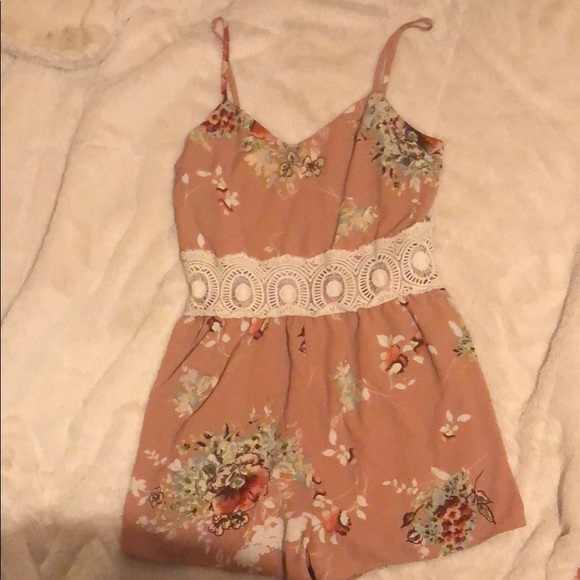 Fairly new romper - Picture 1 of 2